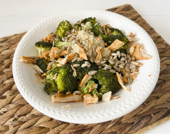 Brocoli con pollo braseado y quinoa