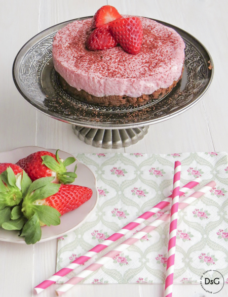 mousse de fresas sobre bizcocho de chocolate