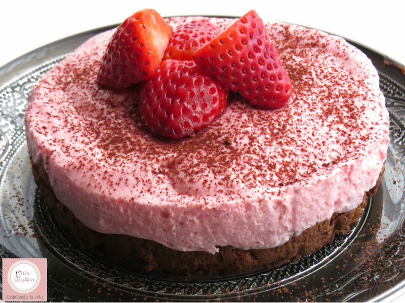 receta de una mousse de fresas sobre cremoso de chocolate sin gluten