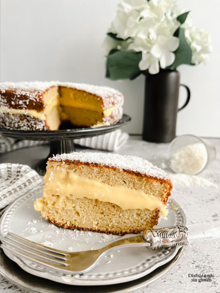 Bizcocho de coco y crema de piña sin gluten