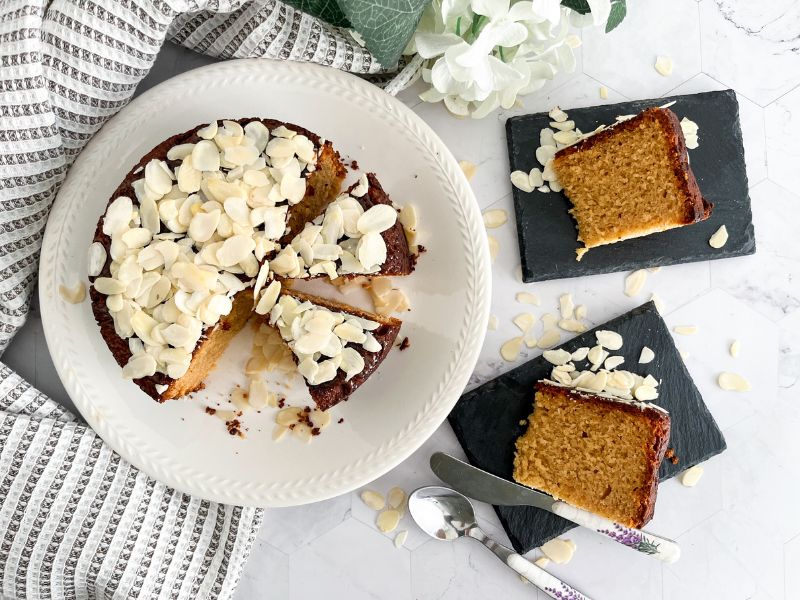 Bizcocho sin gluten de almendras y dulce de leche