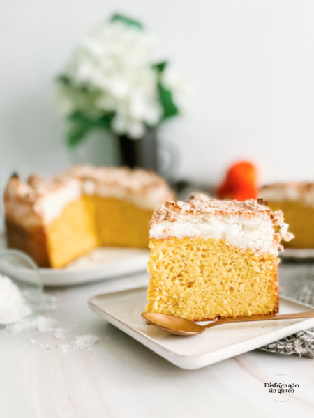 Bizcocho de almendras sin gluten, mandarinas y coco