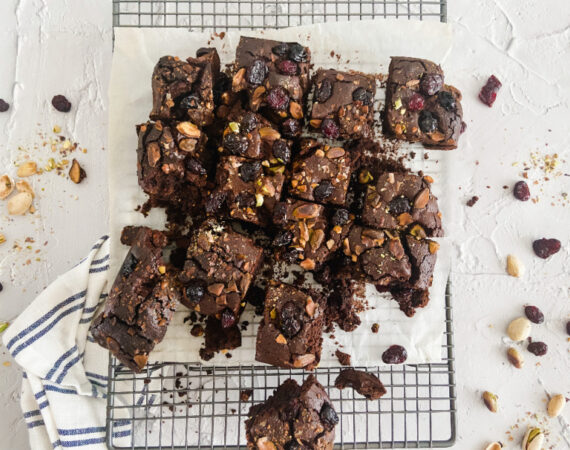 Brownie de pistachos y frutos rojos sin gluten