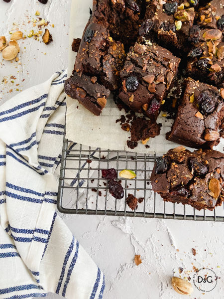 Brownie de pistachos y frutos rojos