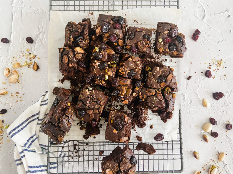 Brownie de pistachos y frutos rojos