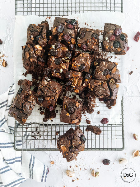 Brownie sin gluten de pistachos y frutos rojos