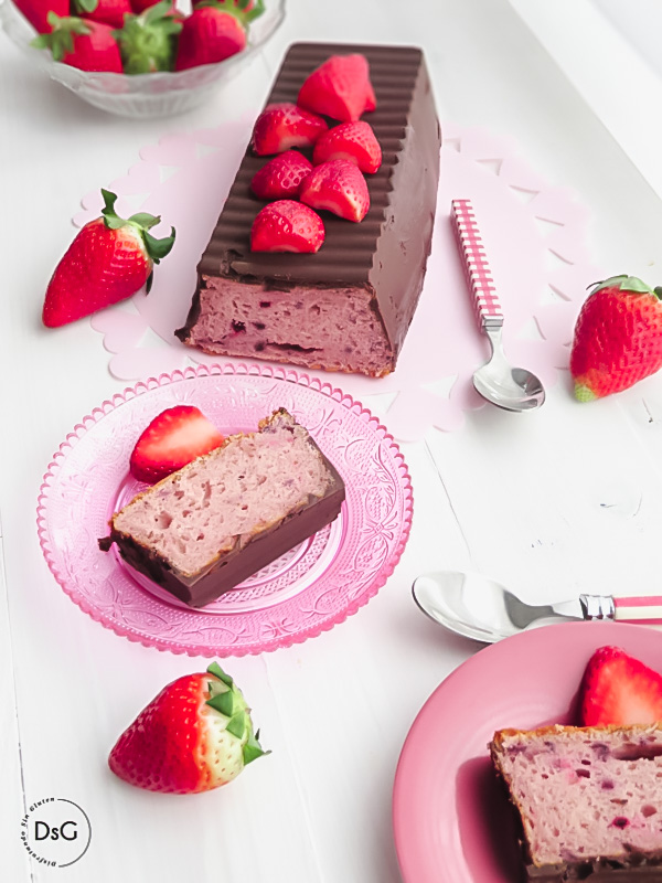 Bizcocho de fresas y chocolate sin gluten