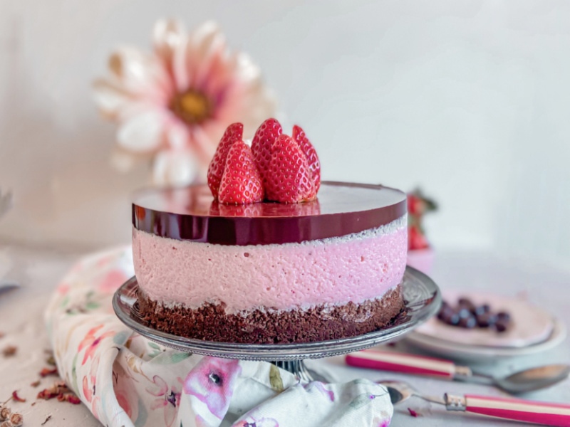 Tarta de queso, fresas y chocolate