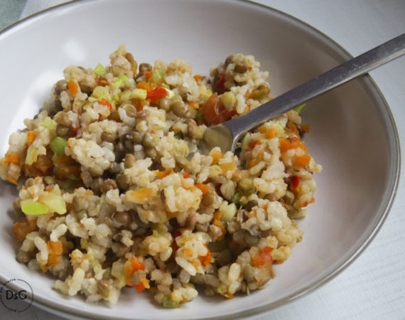 ensalada de arroz, lentejas y verduras al vapor