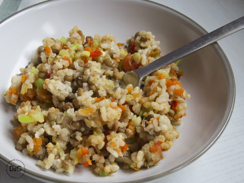 ensalada de arroz, lentejas y verduras al vapor