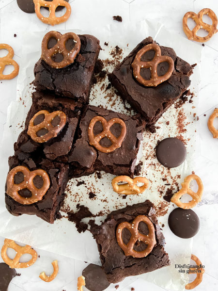 Brownie sin gluten con pretzels