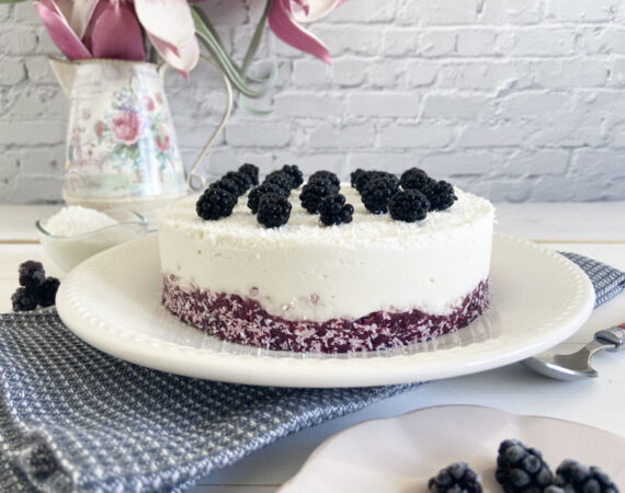 Tarta mousse de moras y coco