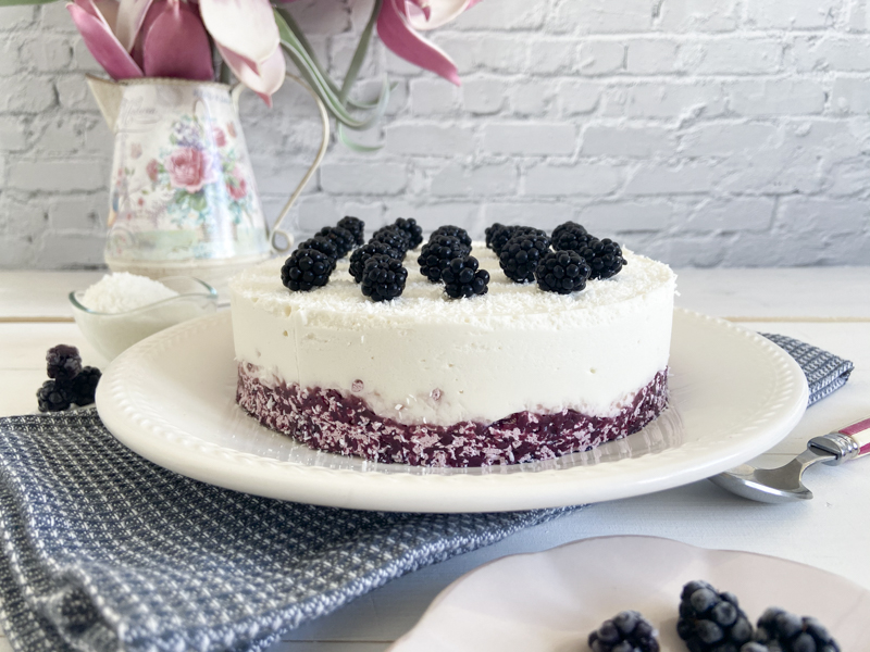 Tarta mousse de moras y coco