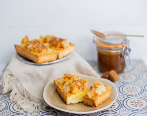 Tartaletas de crema de almendras y manzana