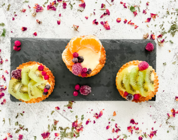 Tartaletas de hojaldre, crema pastelera y fruta