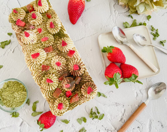 Tiramisú de fresas y te matcha