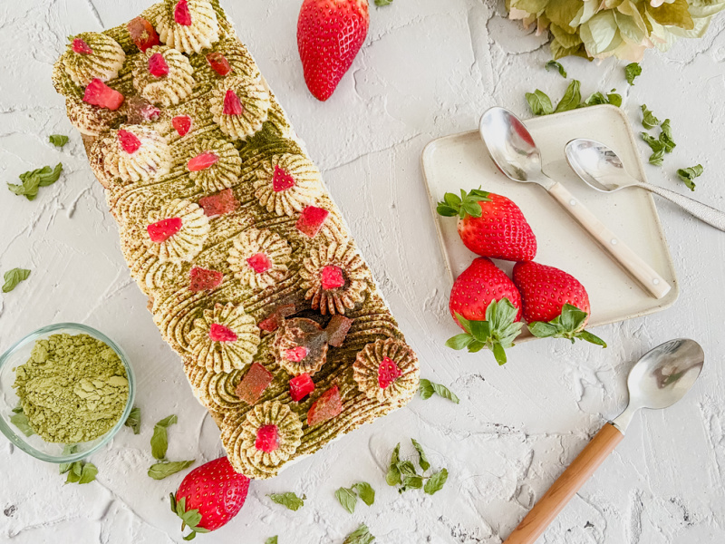 Tiramisú de fresas y te matcha