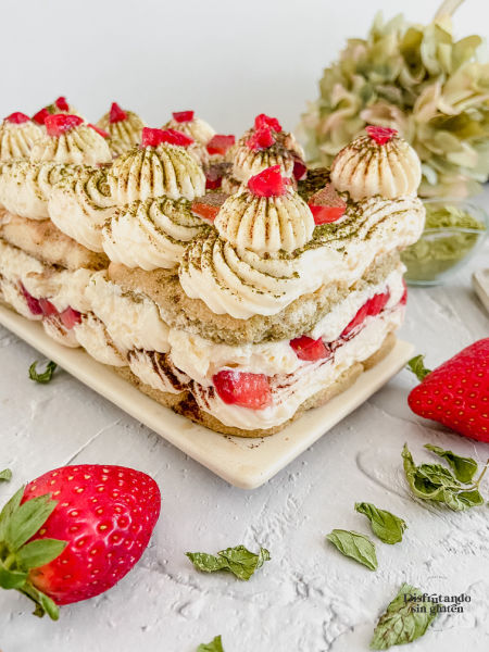 Tiramisu de te matcha y fresas