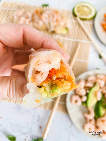 Rollitos de obleas de arroz con verduras y gambas