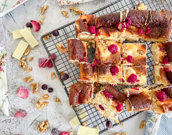 Blondie cheesecake de nueces y frambuesas