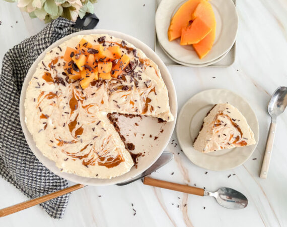 Tarta de queso, chocolate blanco y papaya