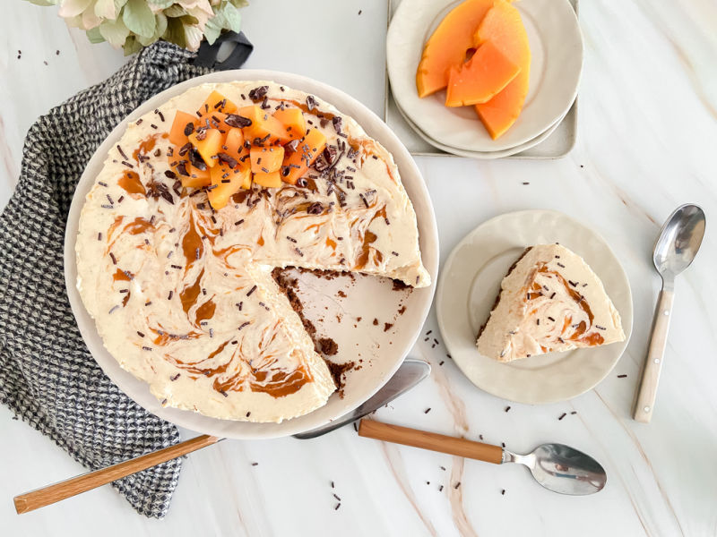 Tarta de queso, chocolate blanco y papaya