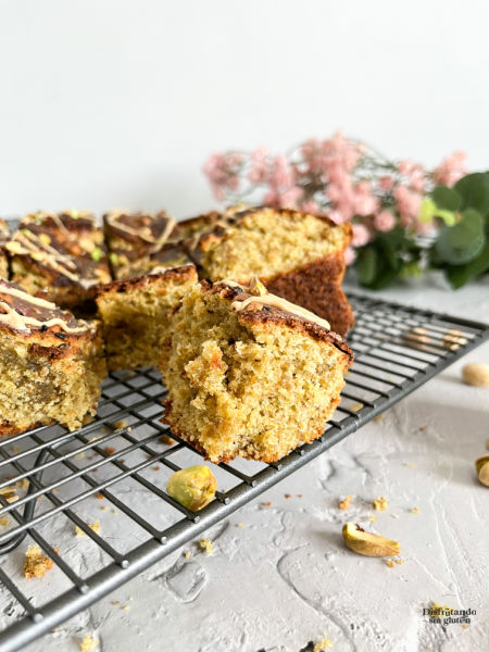 Blondie de pistachos y chocolate blanco sin gluten