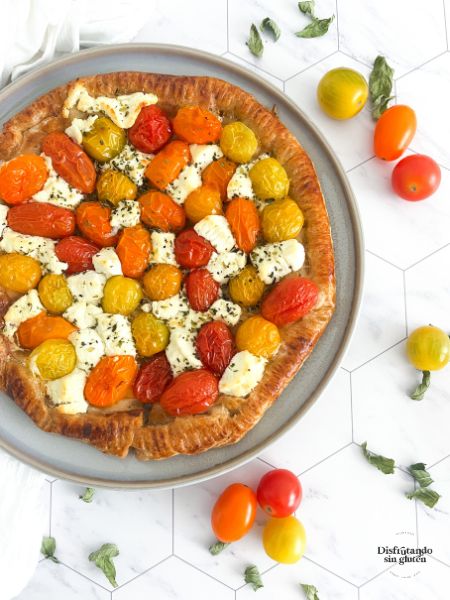 Tarta de tomates cherrys, queso y hojaldre sin gluten