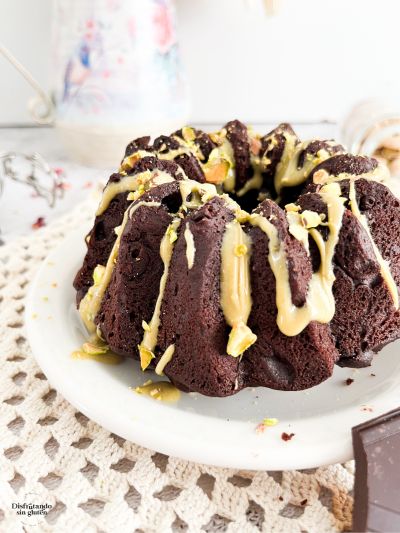 Bundt cake de pistachos y chocolate sin gluten