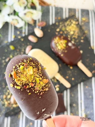 Helado casero de pistachos y chocolate